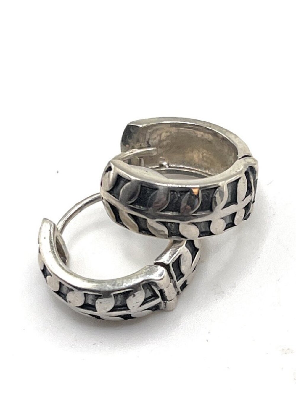P3748 Silpada Hugger Earrings